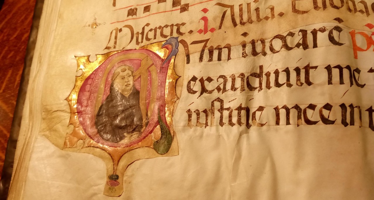 Inhabited initial in choir psalter