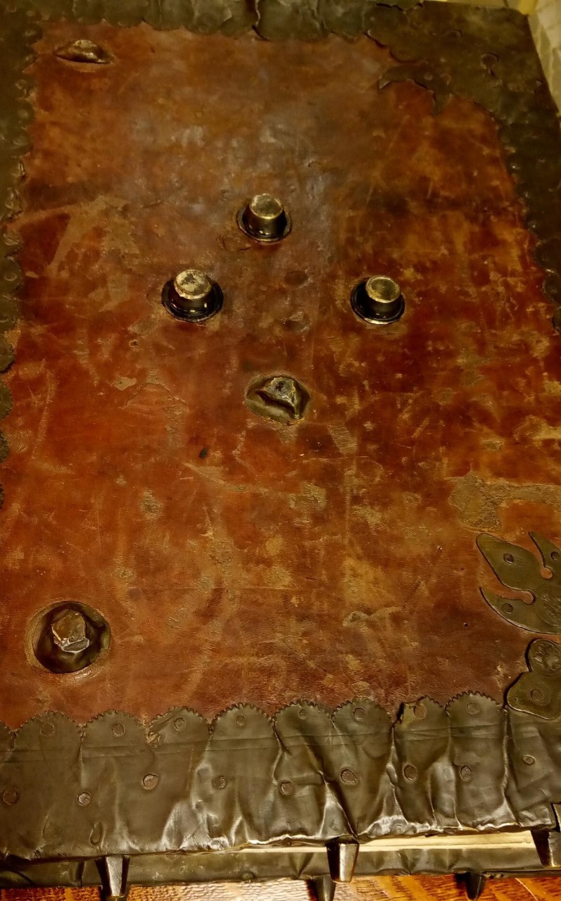 Metal cover with feet of the choir psalter